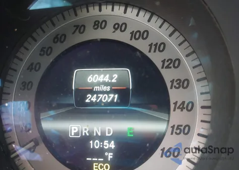 2013 Mercedes-Benz C 350 Sport z USA, uszkodzony, nr VIN WDDGF5HB4DA834763